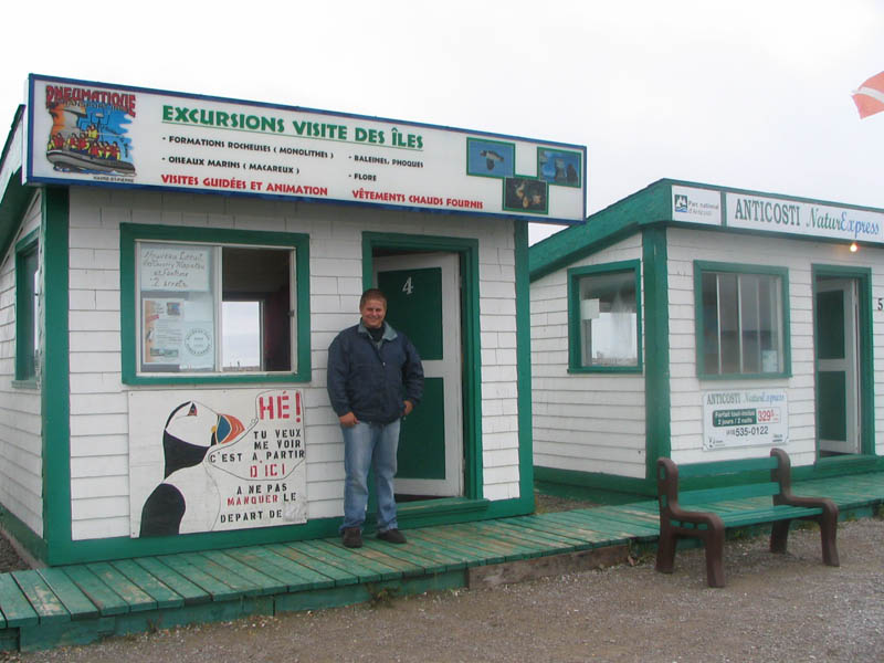 HavreSaintPierre, aéroport, port, kiosques pour des excursions vers
